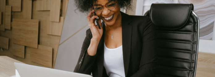 Ilustração recrutador com candidata Headhunter